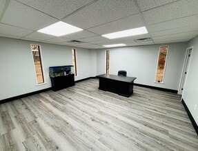 15995 S Huron River Dr, Romulus, MI à louer Photo intérieure– Image 1 sur 2