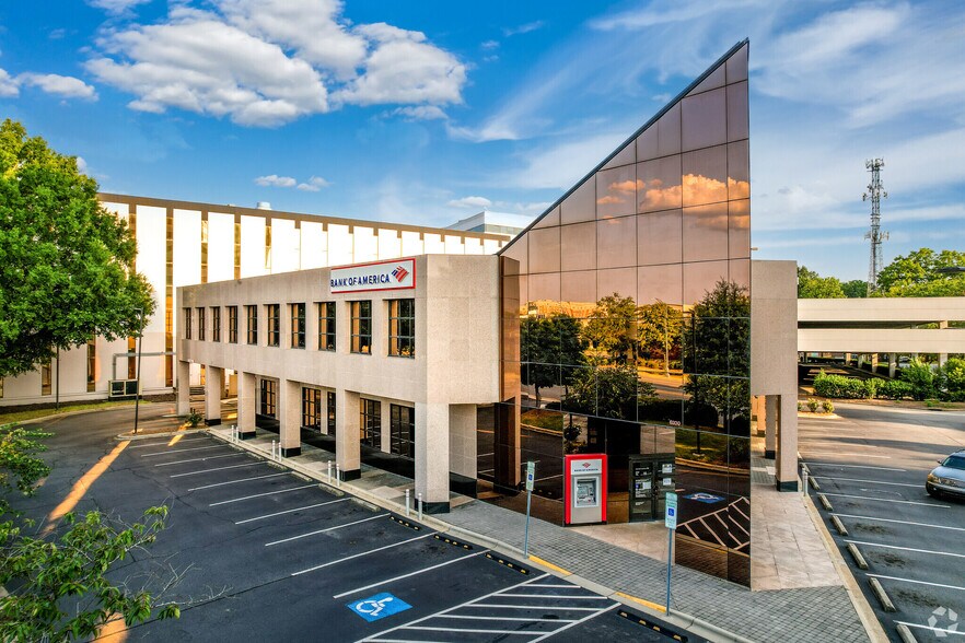6200 Fairview Rd, Charlotte, NC à louer - Photo de l’immeuble – Image 2 sur 4