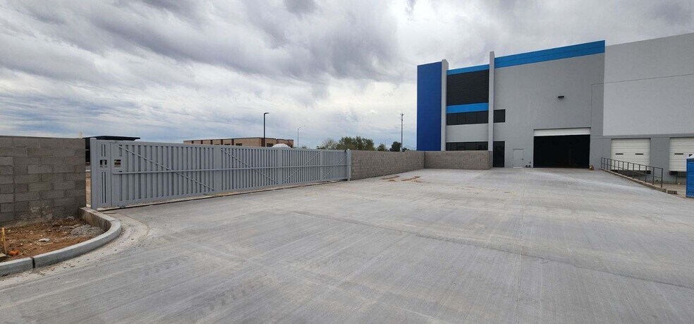 1466 N Eliseo C. Felix Jr Way, Avondale, AZ à vendre - Photo de l’immeuble – Image 1 sur 15