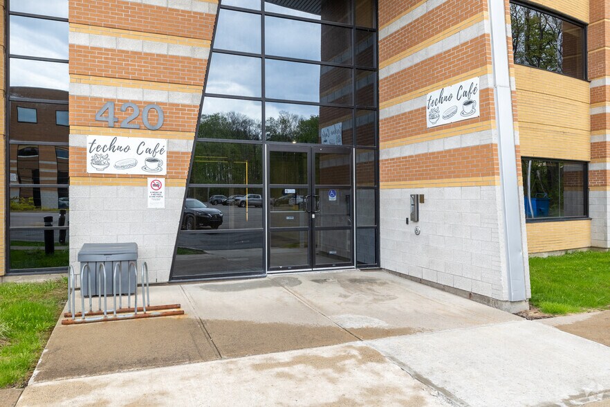 420 Boul Armand-Frappier, Laval, QC à louer - Photo de l’immeuble – Image 3 sur 4