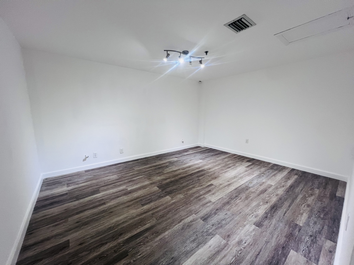 7500 NW 25th St, Miami, FL 33122 - Lot 256 - - Photo intérieure - Image 2 of 4
