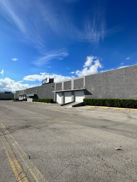 7860-7960 NW 76th Ave, Medley, FL à louer - Photo de l’immeuble – Image 3 sur 3