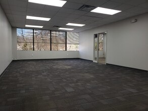 11-13 Sunflower Ave, Paramus, NJ à louer Photo de l’immeuble– Image 1 sur 4