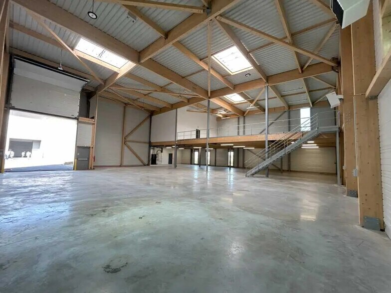 Local d’activités dans CHANTELOUP-EN-BRIE à louer - Photo de l’immeuble – Image 3 sur 10