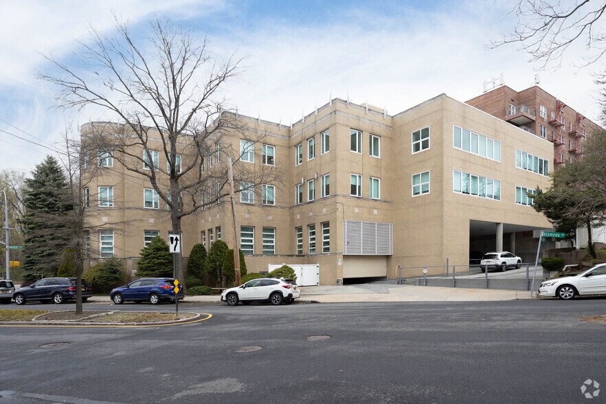 241-02 Northern Blvd, Douglaston, NY à louer - Photo de l’immeuble – Image 3 sur 5