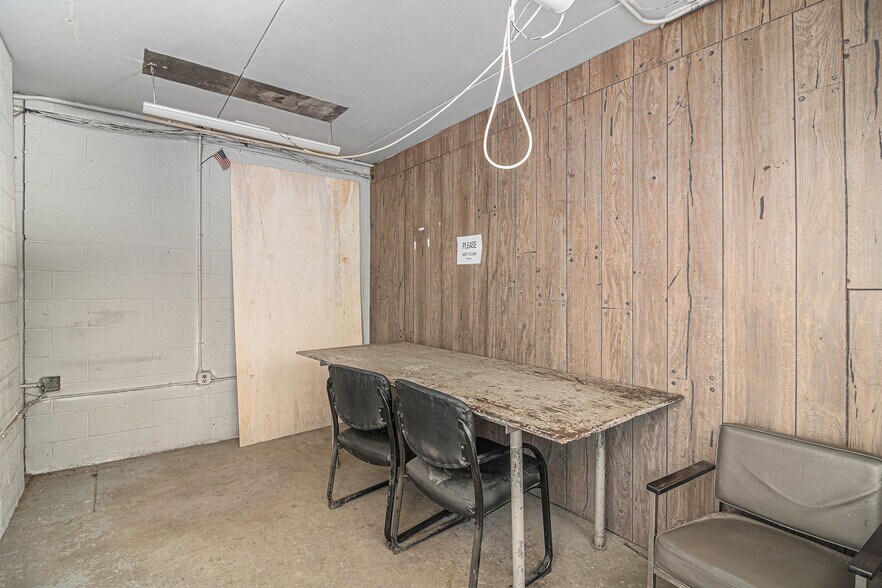 29250 Osman Dr, Wixom, MI à vendre - Photo de l’immeuble – Image 3 sur 24