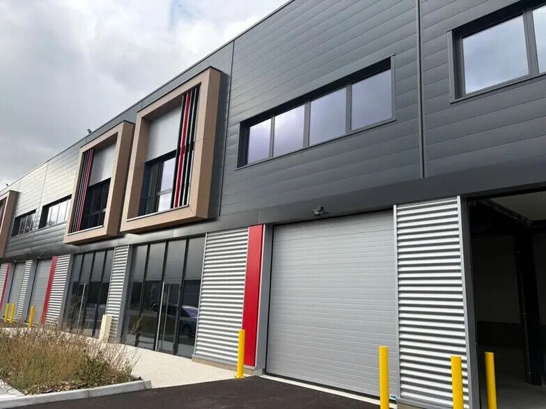 Local d’activités dans Saint-Laurent-de-Mure à louer - Photo de l’immeuble – Image 1 sur 11