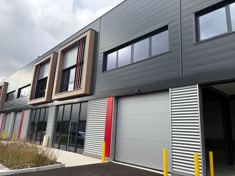 Local d’activités dans Saint-Laurent-de-Mure à louer Photo de l’immeuble– Image 1 sur 12