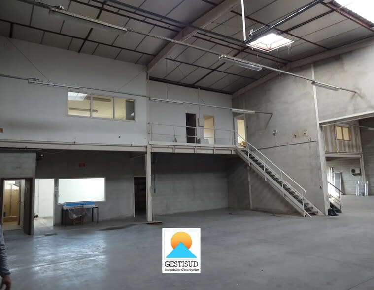 Local d’activités dans La Penne-sur-Huveaune à louer - Photo de l’immeuble – Image 1 sur 4