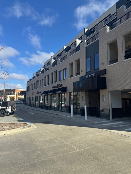 856 N Old Woodward Ave, Birmingham, MI à louer - Photo de l’immeuble – Image 1 sur 14
