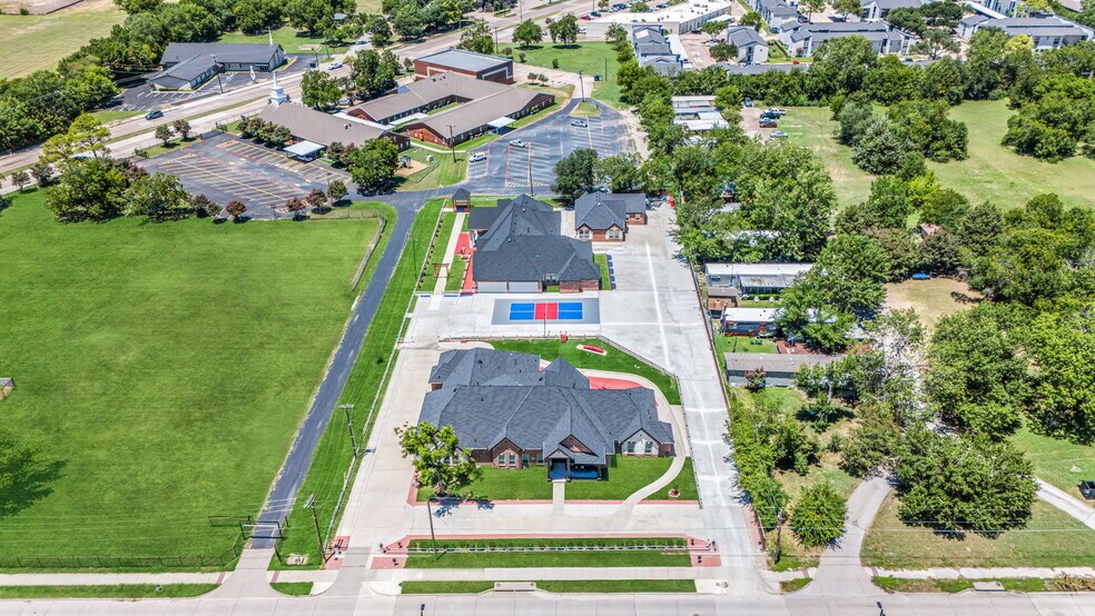 705 E Oates Rd, Garland, TX à louer - Photo principale – Image 1 sur 49
