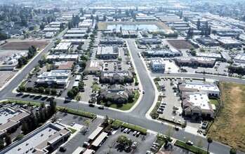695 W Cromwell Ave, Fresno, CA à louer Photo de l’immeuble– Image 1 sur 8