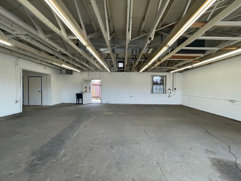2210 S Flores St, San Antonio, TX à vendre - Photo de l’immeuble – Image 2 sur 18
