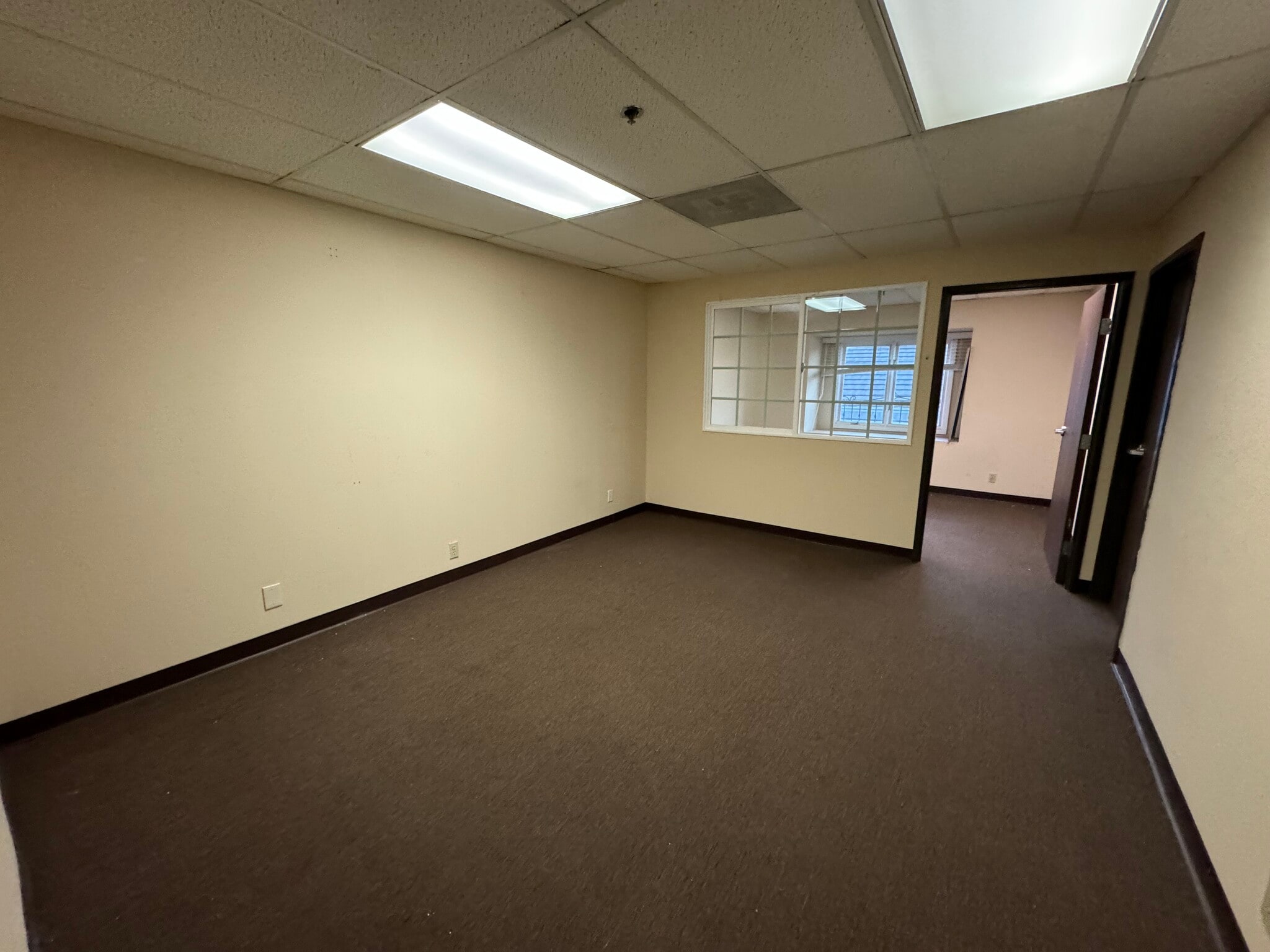 15928 Ventura Blvd, Encino, CA à louer Photo de l’immeuble– Image 1 sur 1