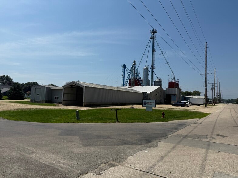 130 E 11th St, Monticello, IA à vendre - Photo de l’immeuble – Image 2 sur 14