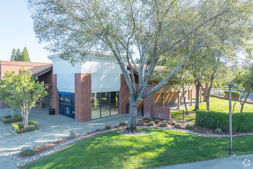 2095-2180 Golden Centre Ln, Gold River, CA à louer - Photo de l’immeuble – Image 3 sur 14