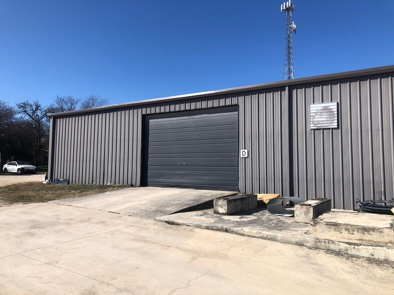 124 Industrial Dr, Boerne, TX à louer - Photo de l’immeuble – Image 3 sur 16