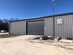 124 Industrial Dr, Boerne, TX à louer Photo de l’immeuble– Image 1 sur 8