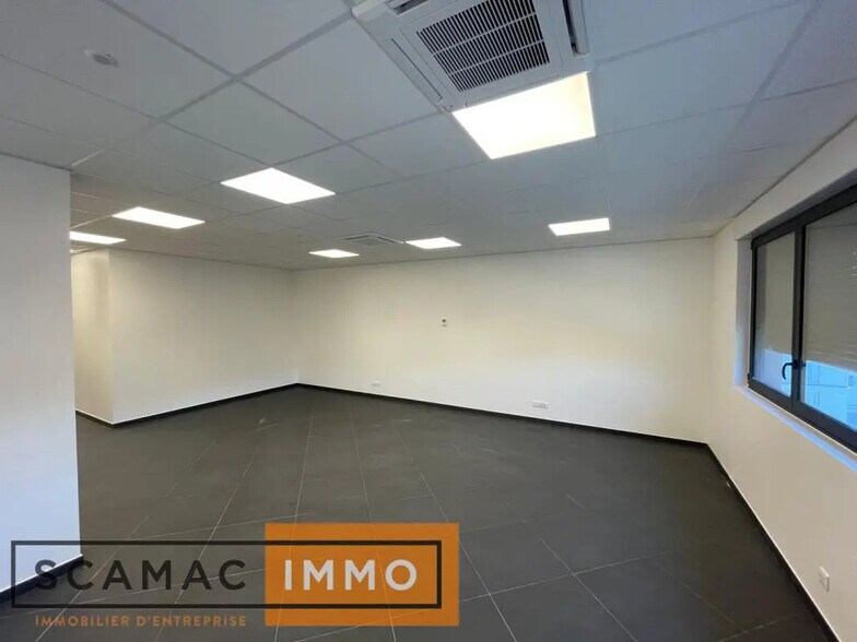 Bureau dans Saint-Pierre-du-Perray à vendre - Photo intérieure – Image 2 sur 9