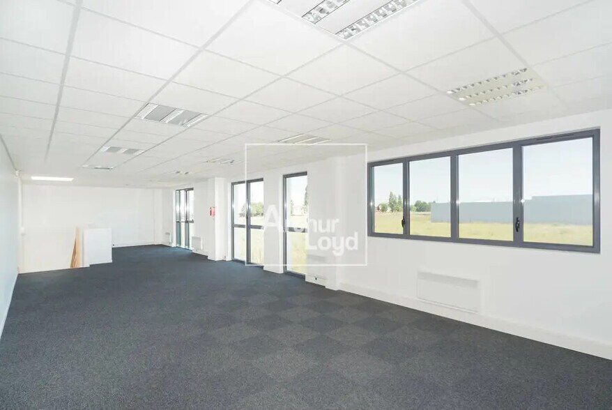 Local d'activités dans Lieusaint à vendre - Photo de l’immeuble – Image 3 sur 6