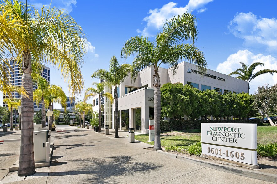 1605 Avocado Ave, Newport Beach, CA à vendre - Photo de l’immeuble – Image 2 sur 4