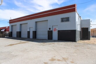 3333 Yarbrough Dr, El Paso, TX à louer Photo de l’immeuble– Image 2 sur 11