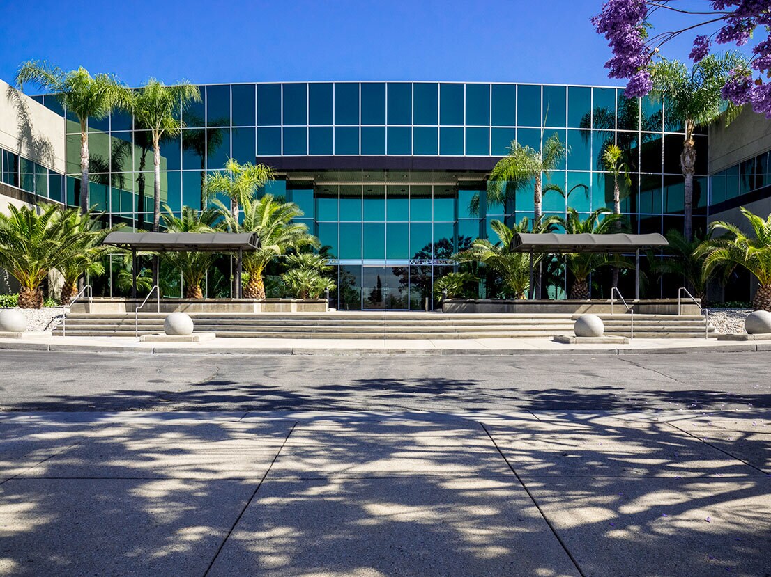 181 W Huntington Dr, Monrovia, CA à louer Photo de l’immeuble– Image 1 sur 7