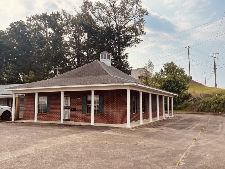 1330 Sunset Dr, Grenada, MS à louer - Photo principale – Image 1 sur 3