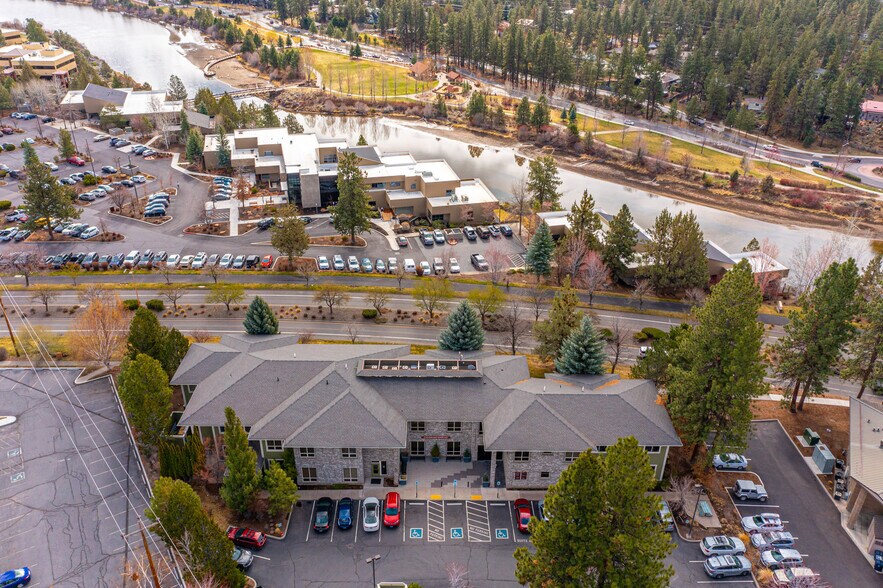 1011 SW Emkay Dr, Bend, OR à louer - Photo de l’immeuble – Image 3 sur 8