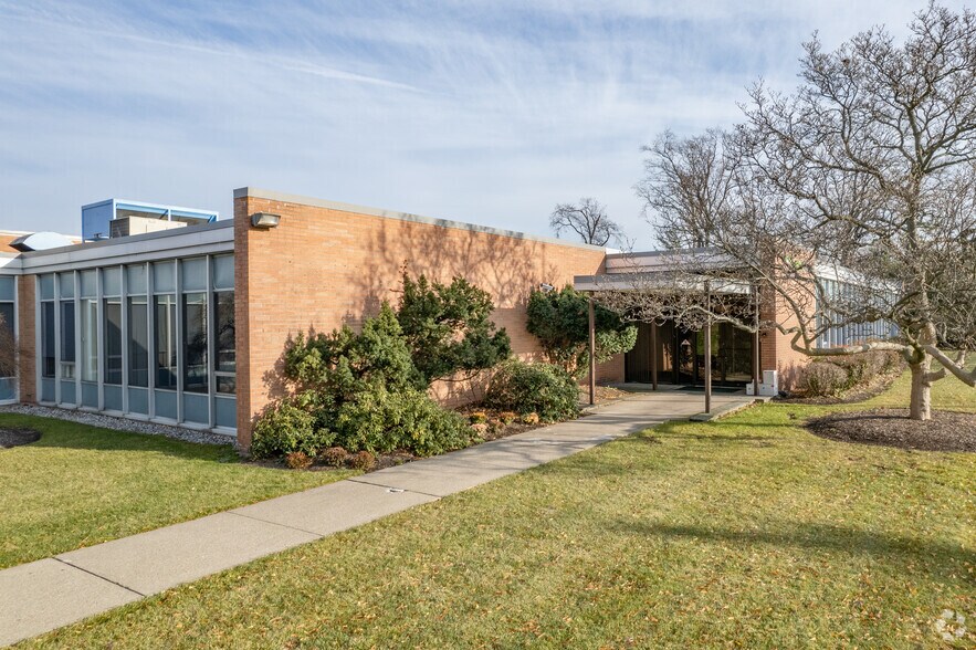17-01 Pollitt Dr, Fair Lawn, NJ à louer - Photo de l’immeuble – Image 1 sur 7
