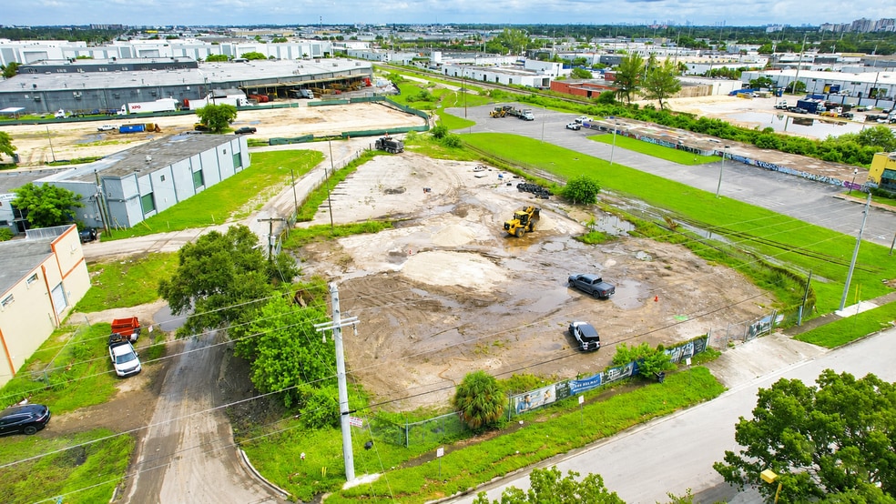 1171 SE 10th Ave, Hialeah, FL à louer - Photo de l’immeuble – Image 3 sur 8