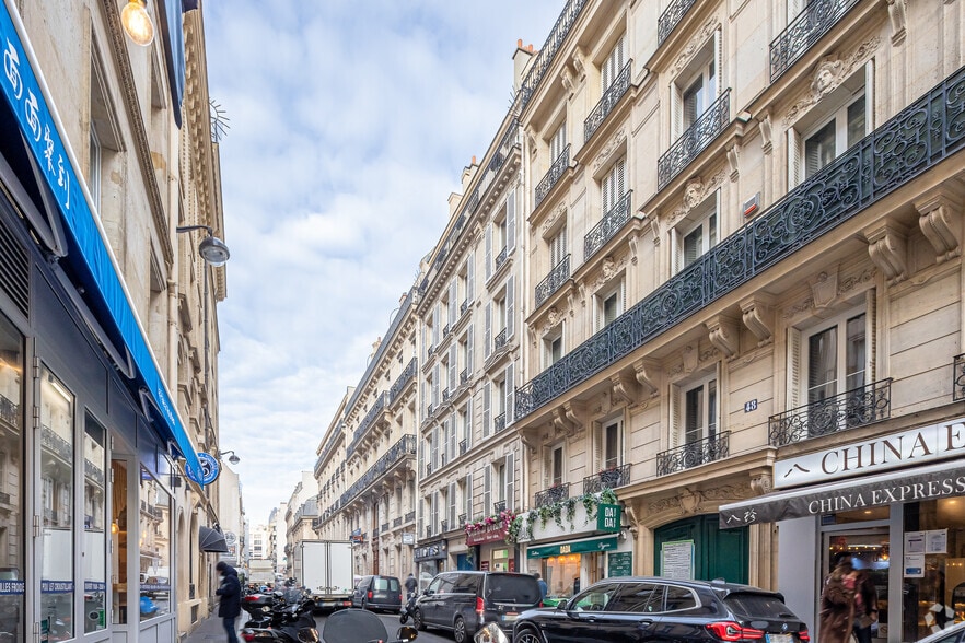 50 Rue De Ponthieu, Paris à louer - Photo de l’immeuble – Image 2 sur 3