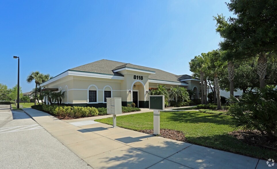 8118 118th Ave N, Largo, FL à vendre - Photo de l’immeuble – Image 3 sur 10