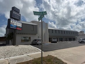7910 N Tamiami Trl, Sarasota, FL à louer Photo de l’immeuble– Image 2 sur 3
