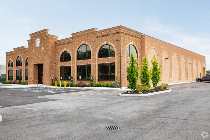 175 Knickerbocker Ave, Bohemia, NY à louer - Photo de l’immeuble – Image 2 sur 11