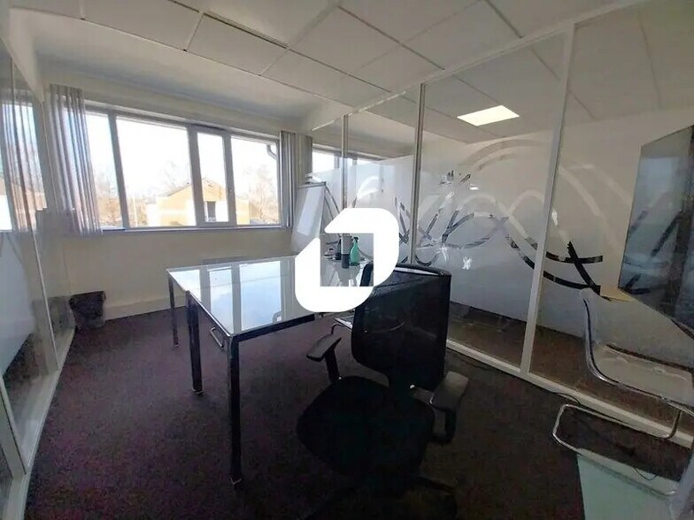 Bureau dans Voisins-le-Bretonneux à louer - Photo intérieure – Image 2 sur 9