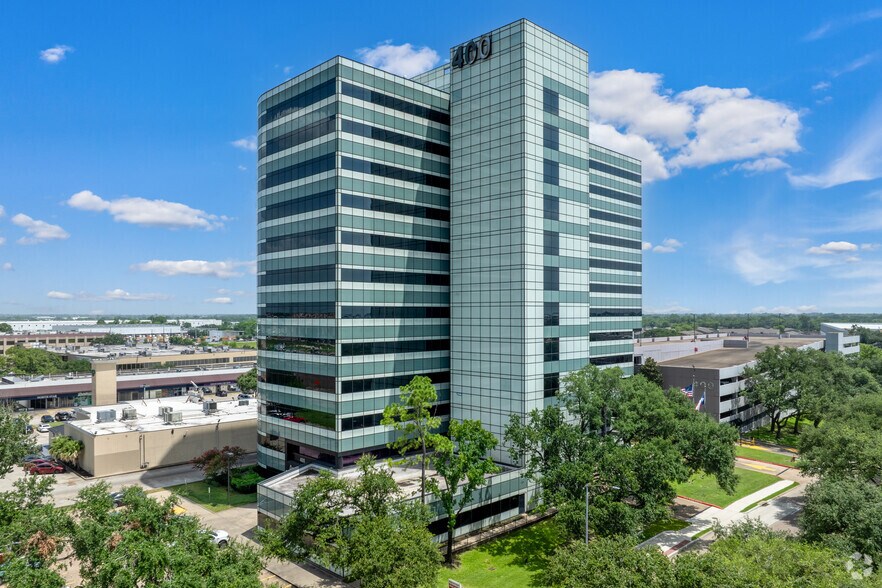 400 N Sam Houston Pky E, Houston, TX à louer - Photo de l’immeuble – Image 1 sur 26