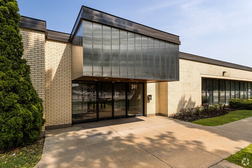 241 Boul Hymus, Pointe-claire, QC à louer - Photo de l’immeuble – Image 2 sur 5