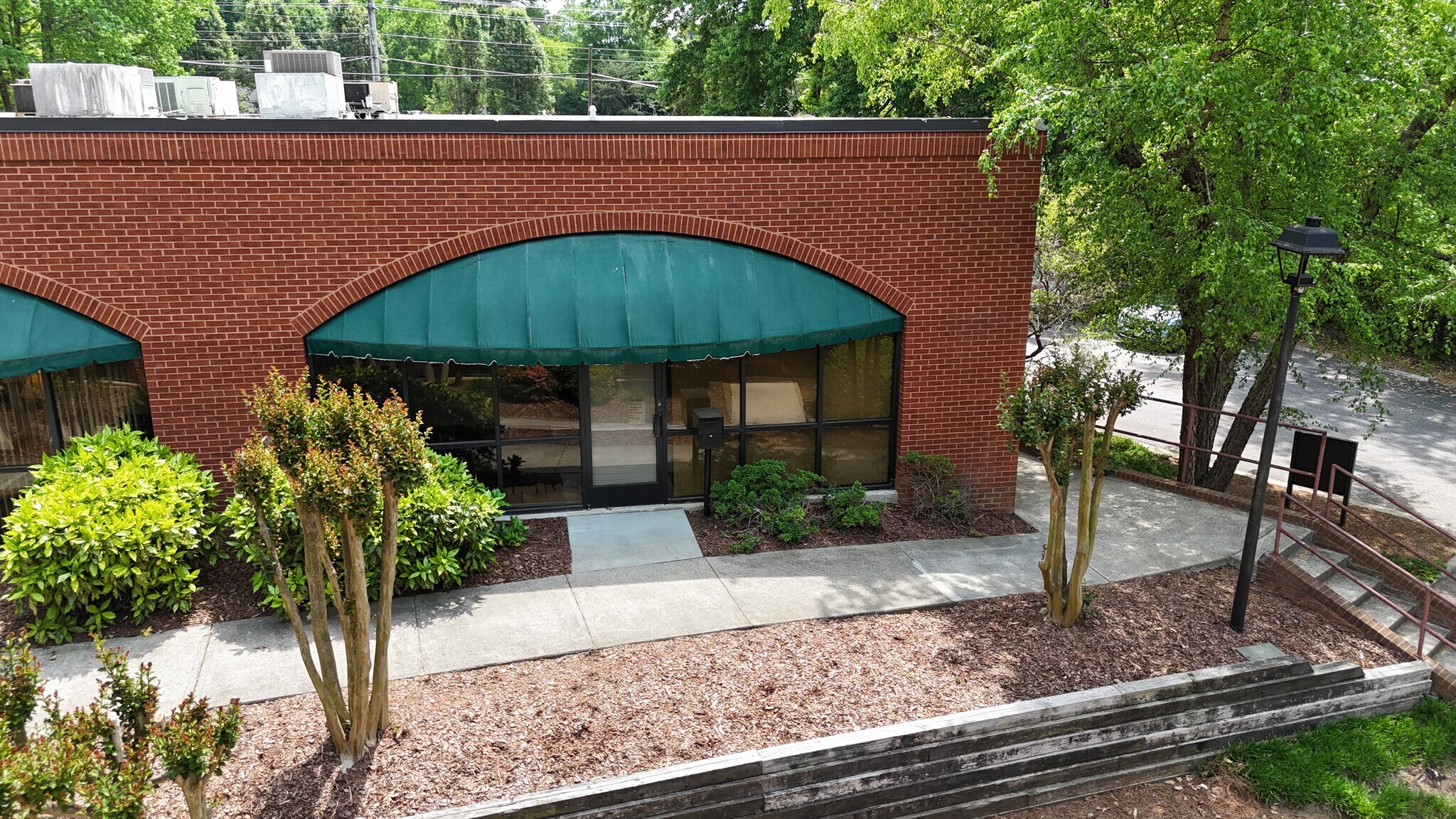 601 Eastchester Dr, High Point, NC à vendre Photo principale– Image 1 sur 2
