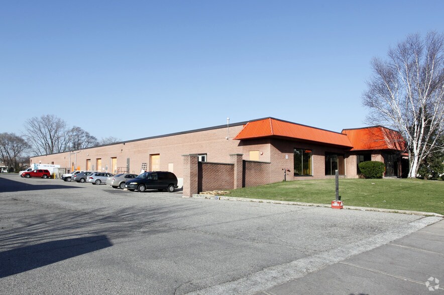 2410 Tedlo St, Mississauga, ON à louer - Photo de l’immeuble – Image 2 sur 5