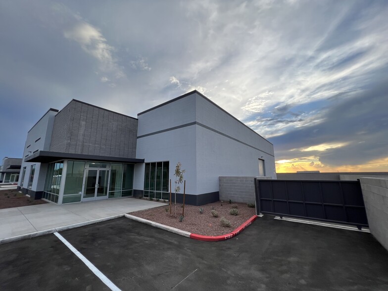 8607 E Pecos Rd, Mesa, AZ à louer - Photo de l’immeuble – Image 1 sur 12