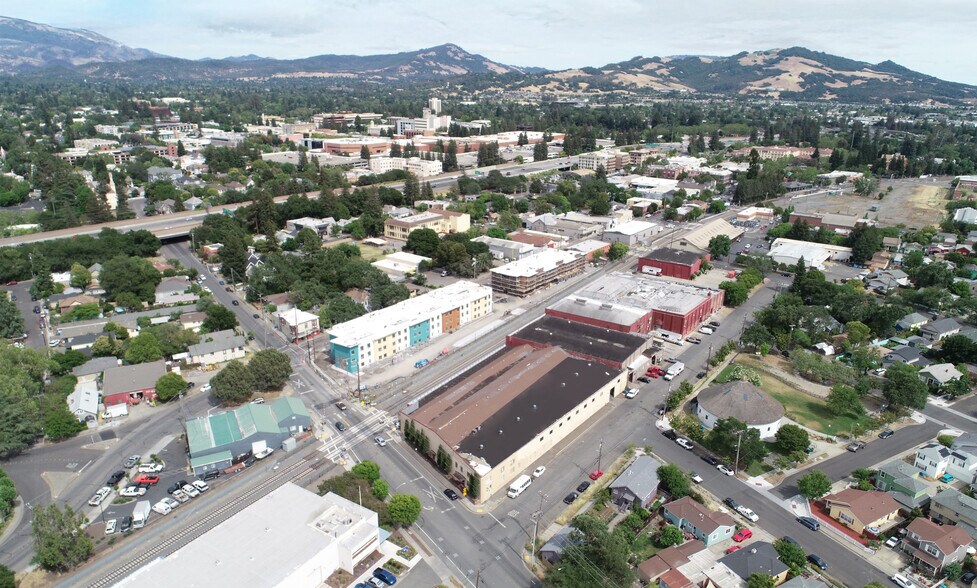 8 W 9th St, Santa Rosa, CA à vendre - Photo de l’immeuble – Image 3 sur 21