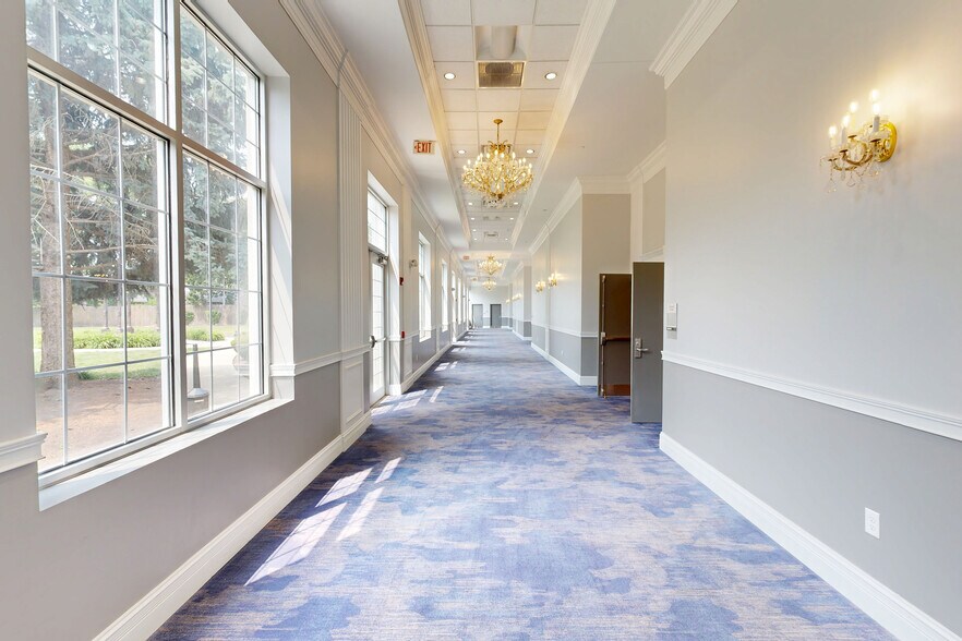 Clarion Hotel & Quality Inn | Dual-Brand portefeuille de 2 biens à vendre sur LoopNet.fr - Numérisation 3D Matterport – Image 2 sur 28