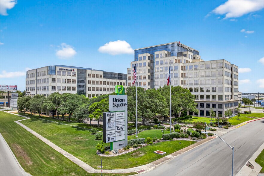 10101 Reunion Pl, San Antonio, TX à louer - Photo de l’immeuble – Image 1 sur 18