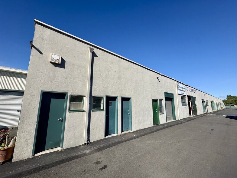 126 San Antonio Cir, Mountain View, CA à louer - Photo de l’immeuble – Image 1 sur 11