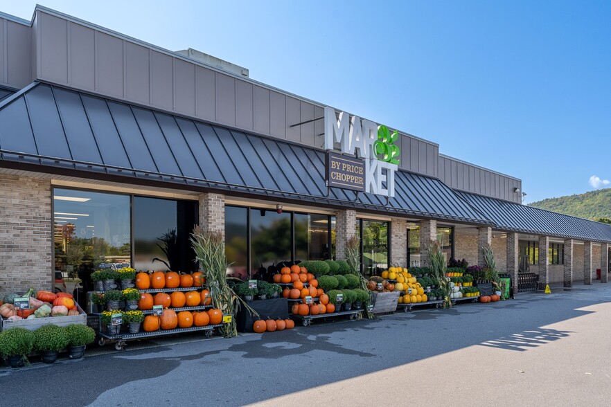 Route 4A Westway Mall, West Rutland, VT à louer - Photo de l’immeuble – Image 1 sur 11