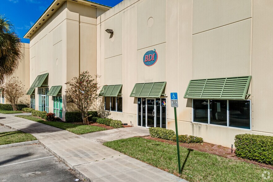 1901 Green Rd, Deerfield Beach, FL à louer - Photo de l’immeuble – Image 3 sur 16