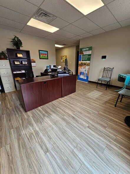 213 E Broadway & 220 Old US 40 Hwy portefeuille de 2 biens à vendre sur LoopNet.fr - Hall d’entrée – Image 3 sur 12