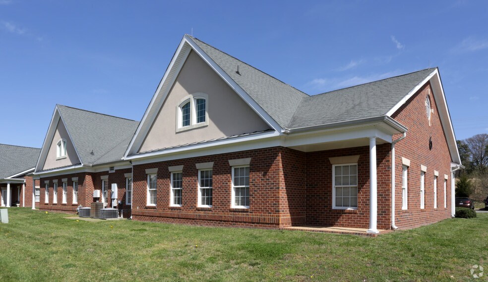 10711 Spotsylvania Ave, Fredericksburg, VA à louer - Photo de l’immeuble – Image 3 sur 17