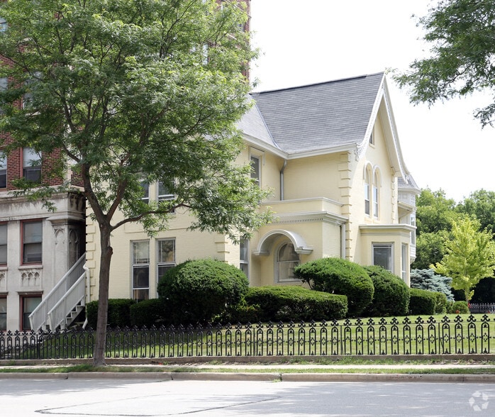 1216 N Prospect Ave, Milwaukee, WI à louer - Photo principale – Image 1 sur 23